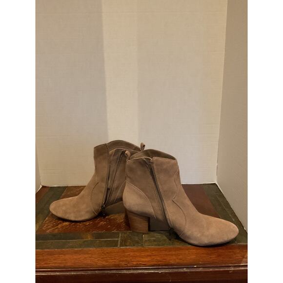 Steve Madden - Hipstr -Sueded Leather Ankle Boot w/Stack Heel -Taupe Beige -10B - Picture 10 of 12